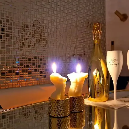 Gold Luxury Romantic Private Jacuzzi & Sauna