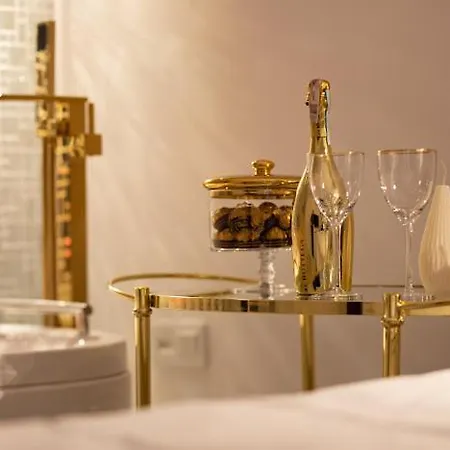 Gold Luxury Romantic Private Jacuzzi & Sauna *