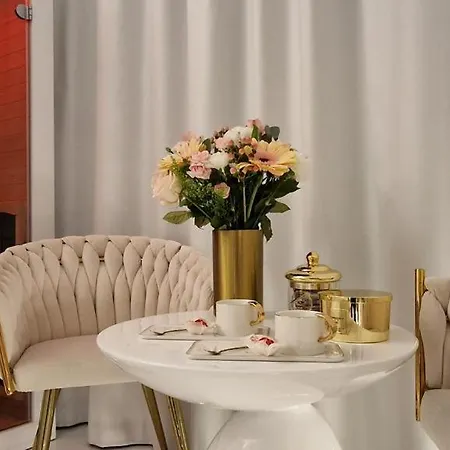 Gold Luxury Romantic Private Jacuzzi & Sauna *